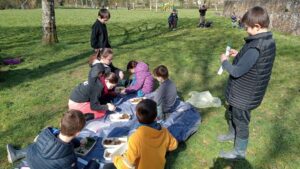 Les CE en école dehors sous le soleil