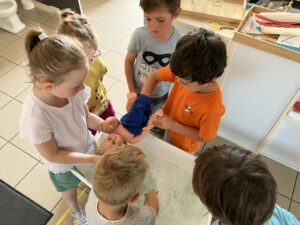 Le bain des poupées dans la classe des petits